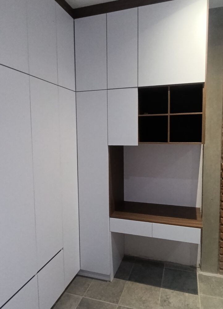 Closet blanco con tocador integrado
