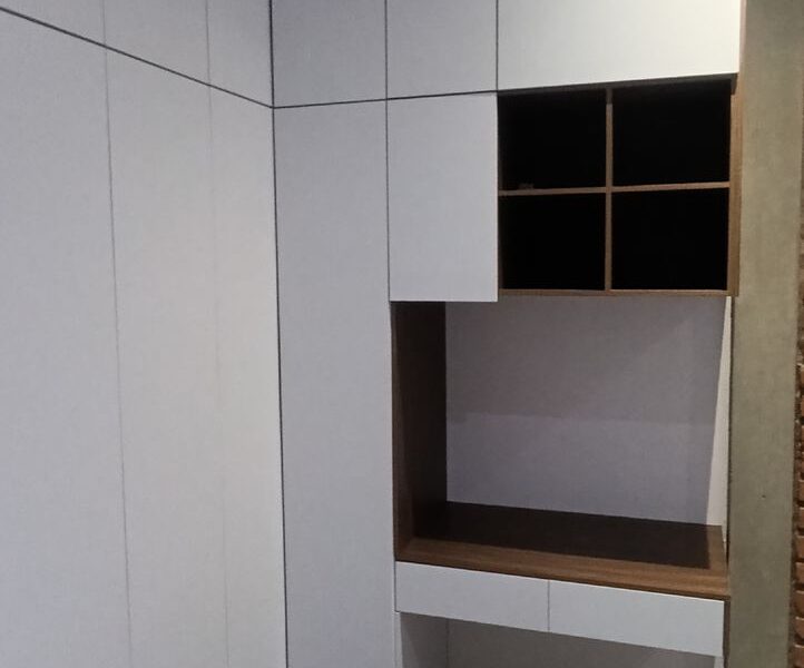 Closet blanco con tocador integrado