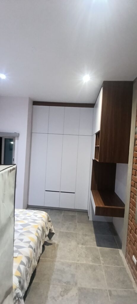 Closet blanco con tocador integrado