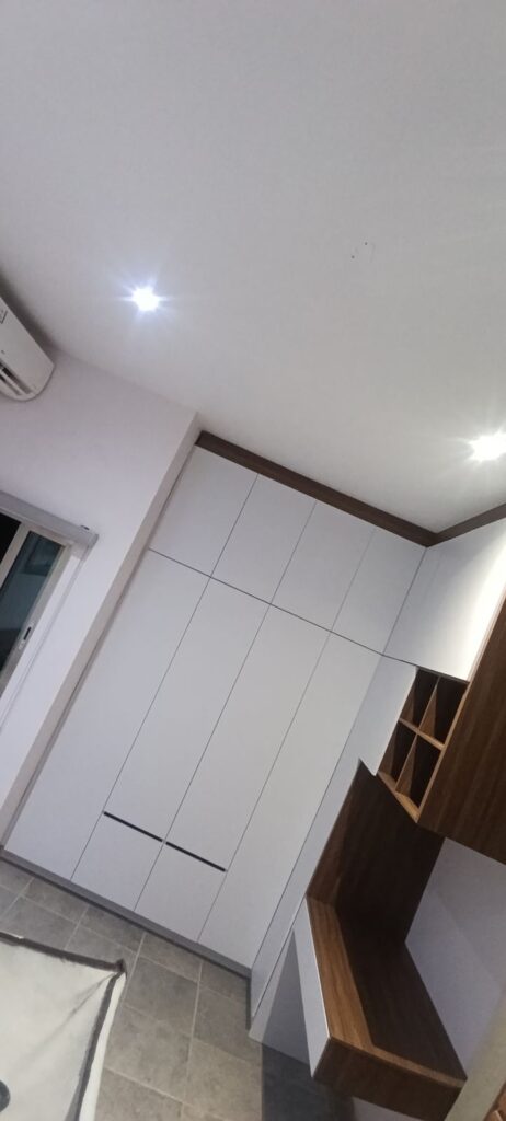Closet blanco con tocador integrado
