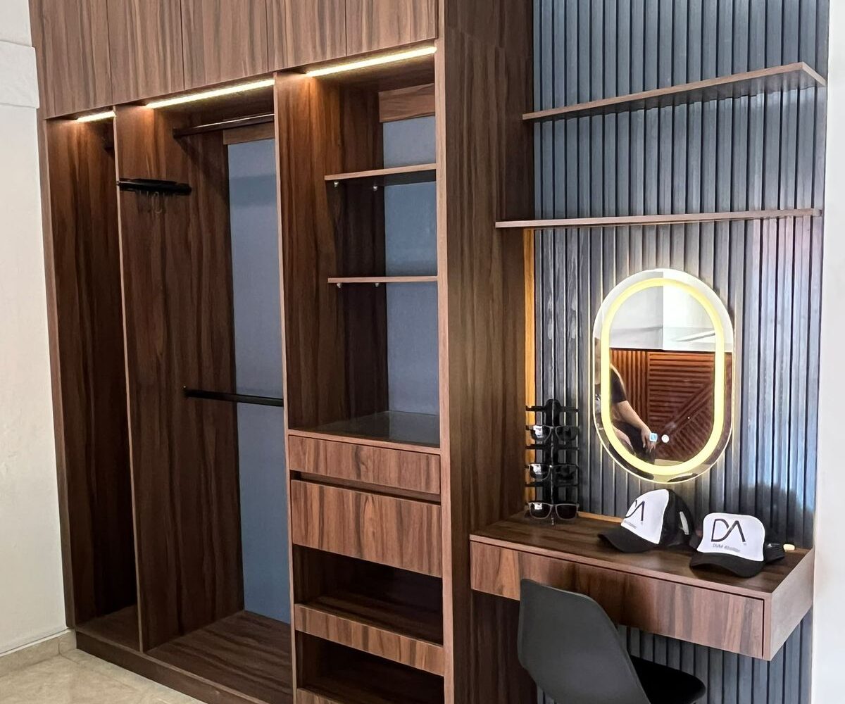 Closet en nogal con tocador y celosía