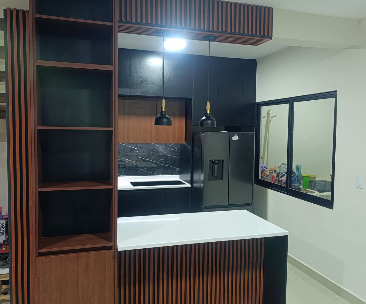 Cocina con isla y celosía de madera
