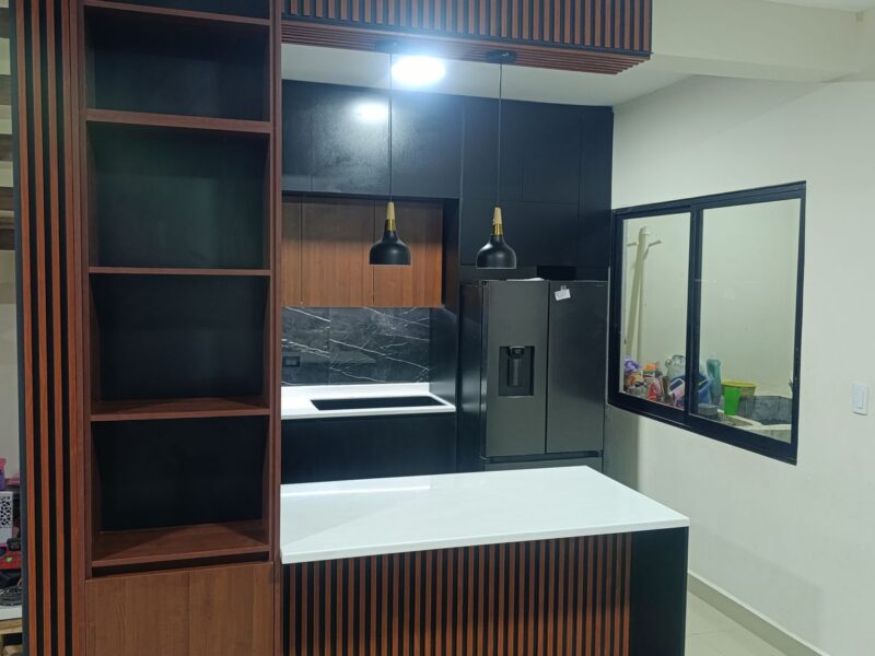 Cocina con isla y celosía de madera