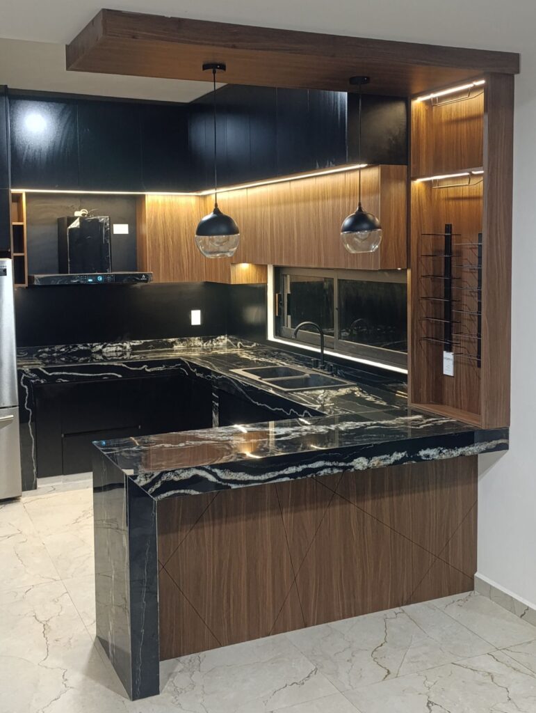 Cocina negra con piedra tecnológica y madera