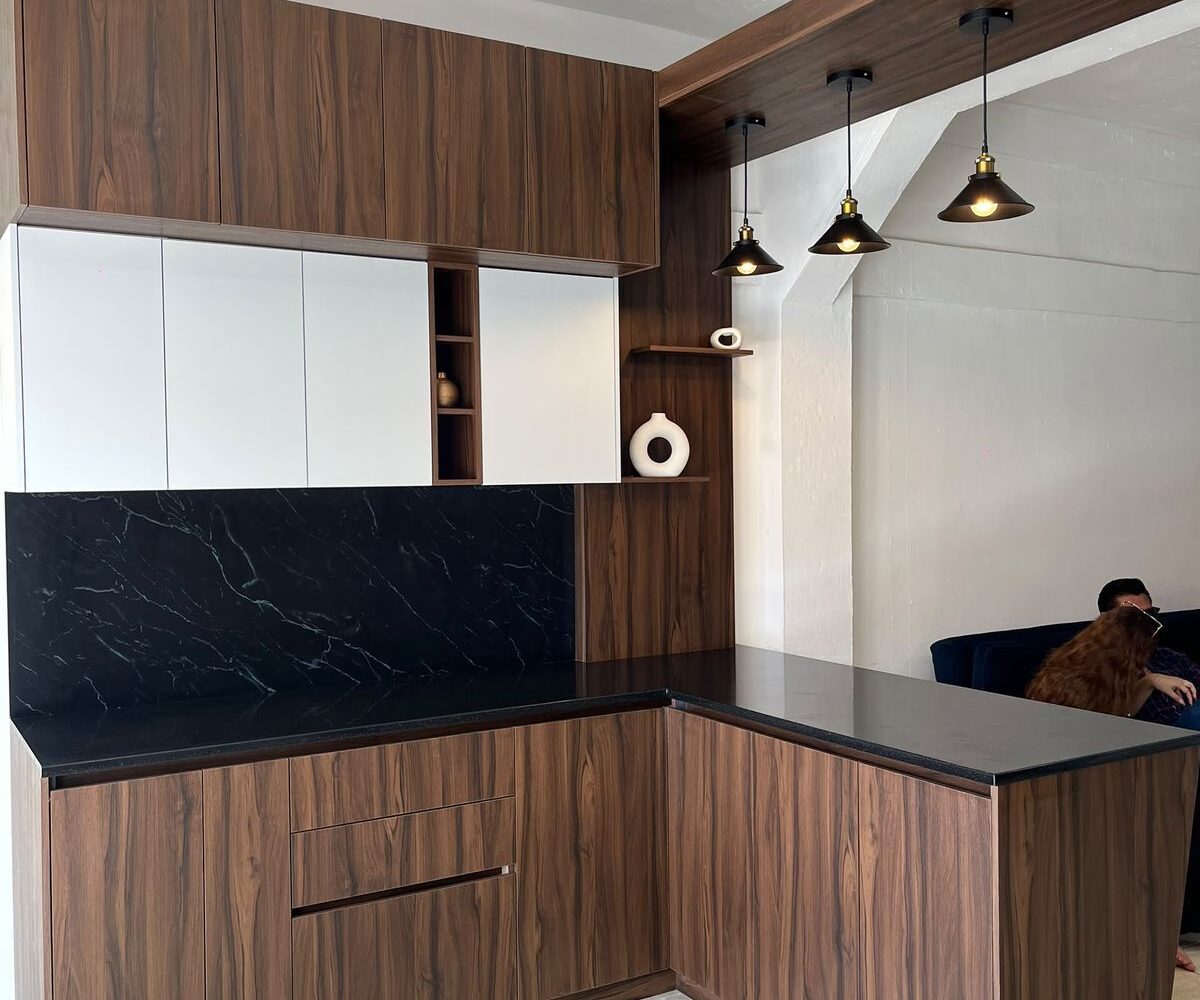 Cocina en L en nogal con barra