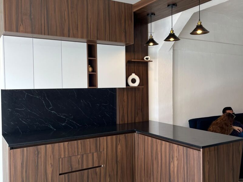 Cocina en L en nogal con barra