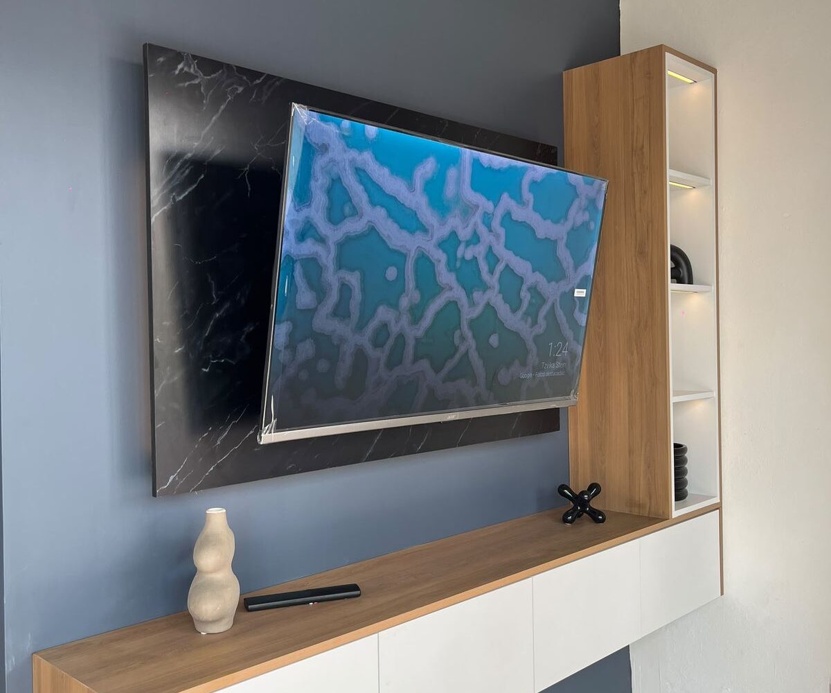 Mueble de TV flotante blanco y madera