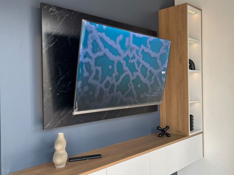 Mueble de TV flotante blanco y madera