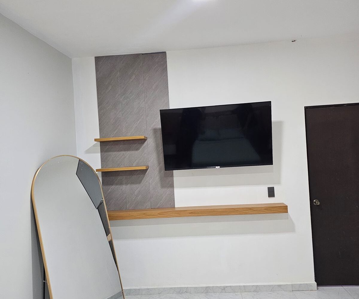 Muro de TV con repisas flotantes