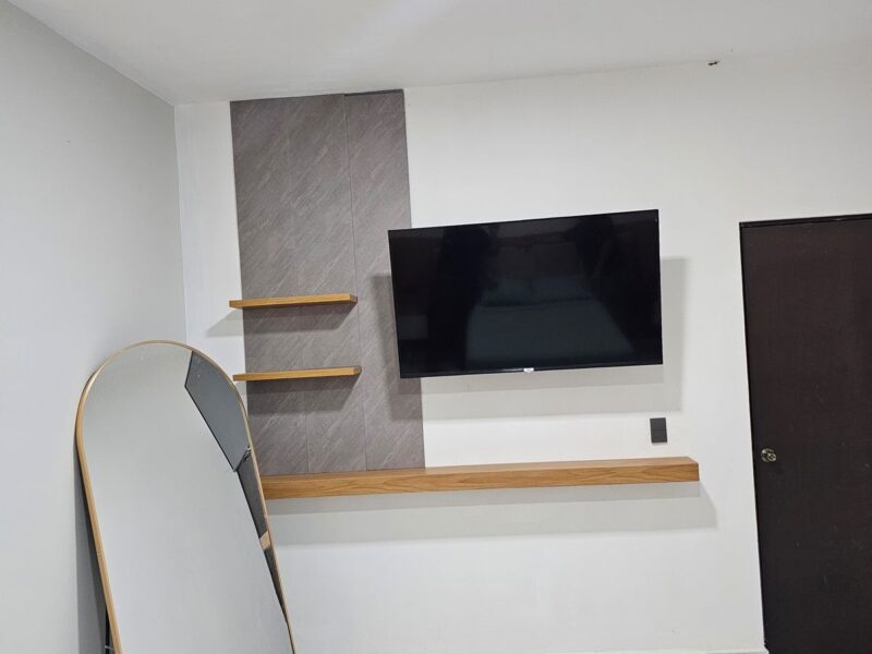 Muro de TV con repisas flotantes