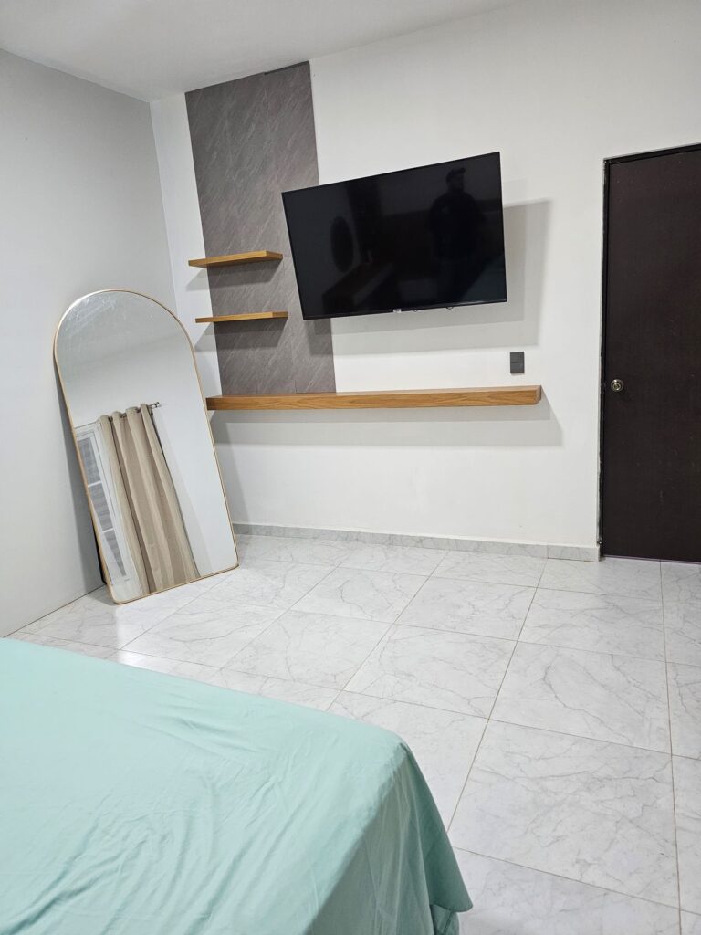 Muro de TV con repisas flotantes