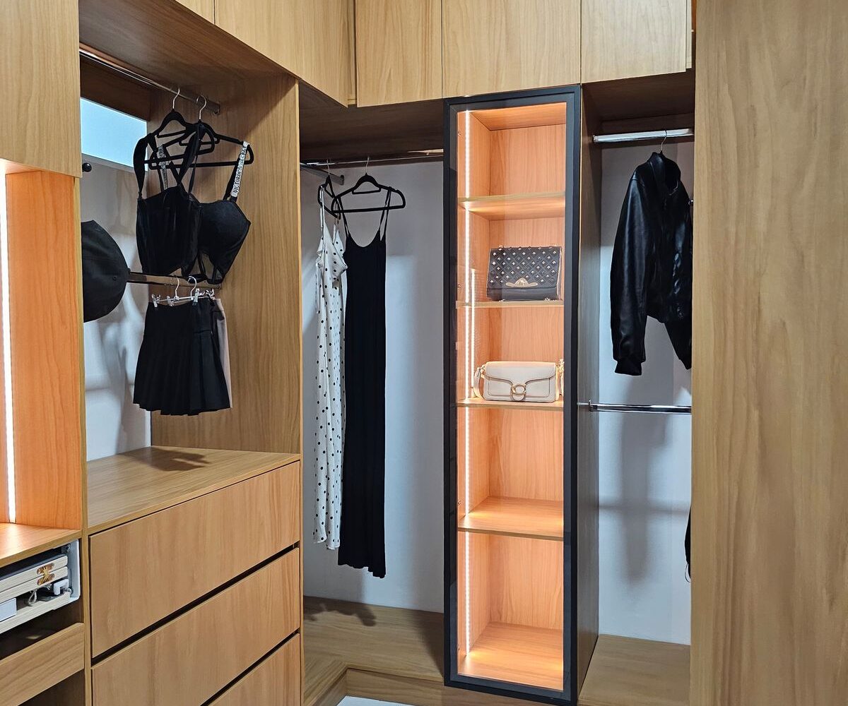 Vestidor en roble con iluminación LED