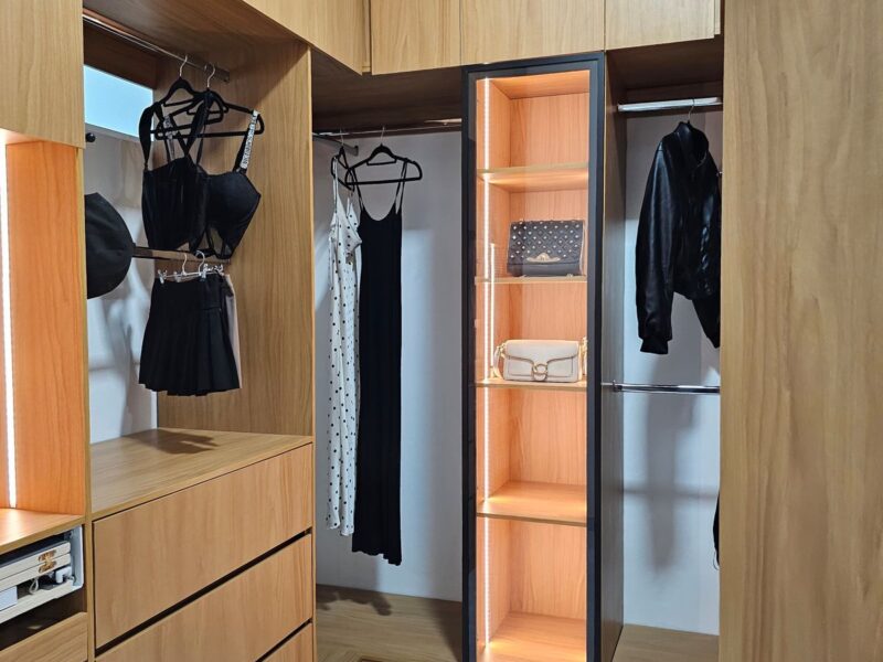 Vestidor en roble con iluminación LED