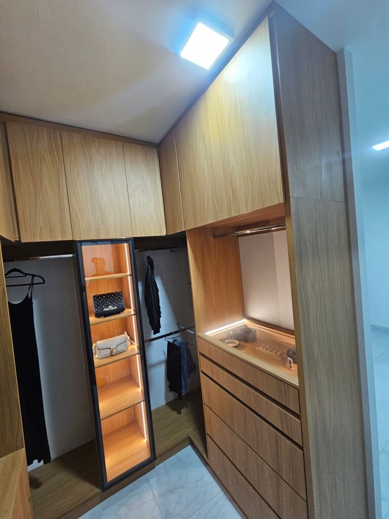 Vestidor en roble con iluminación LED